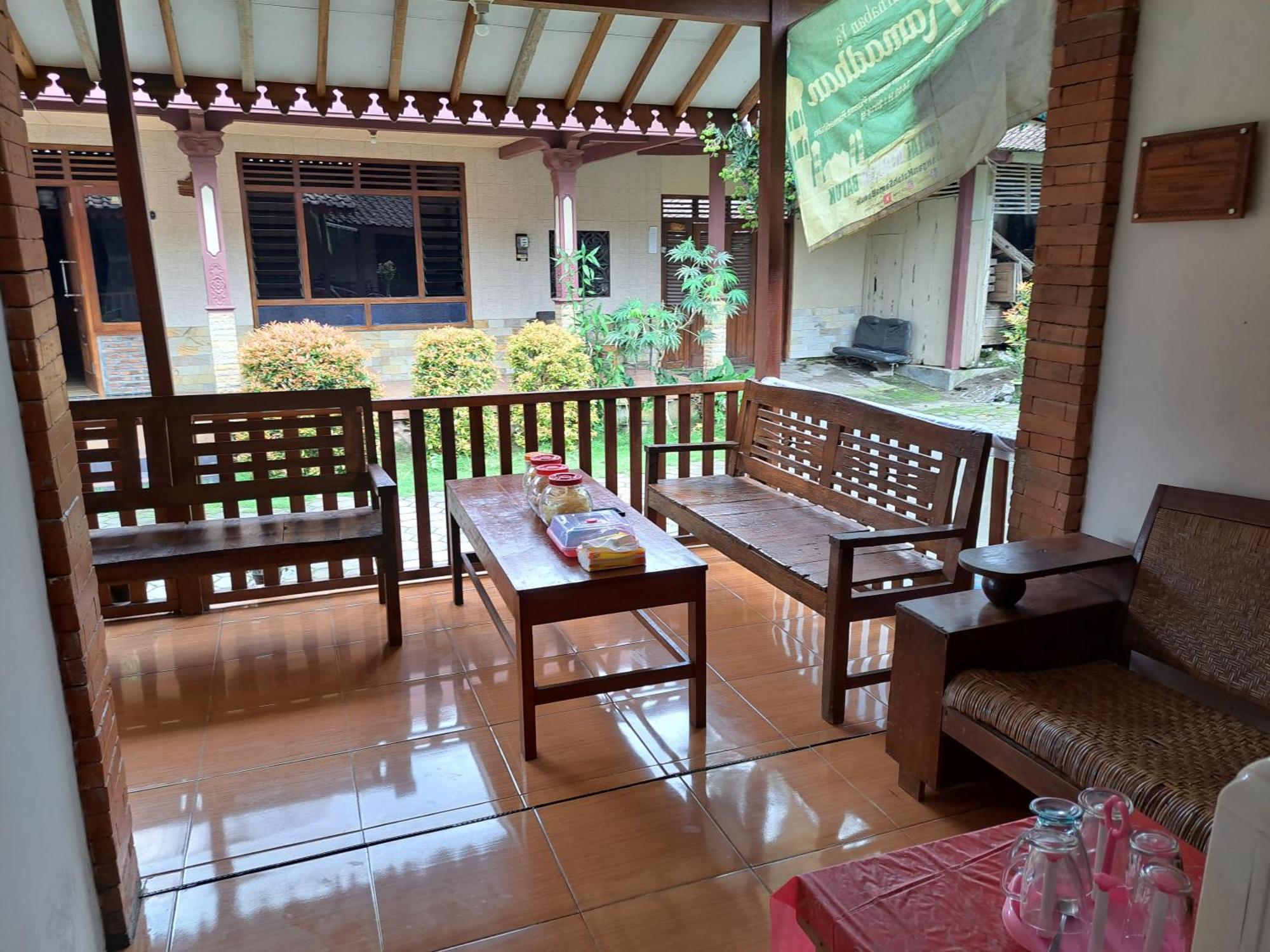 Romadhoni Homestay Магеланг Экстерьер фото