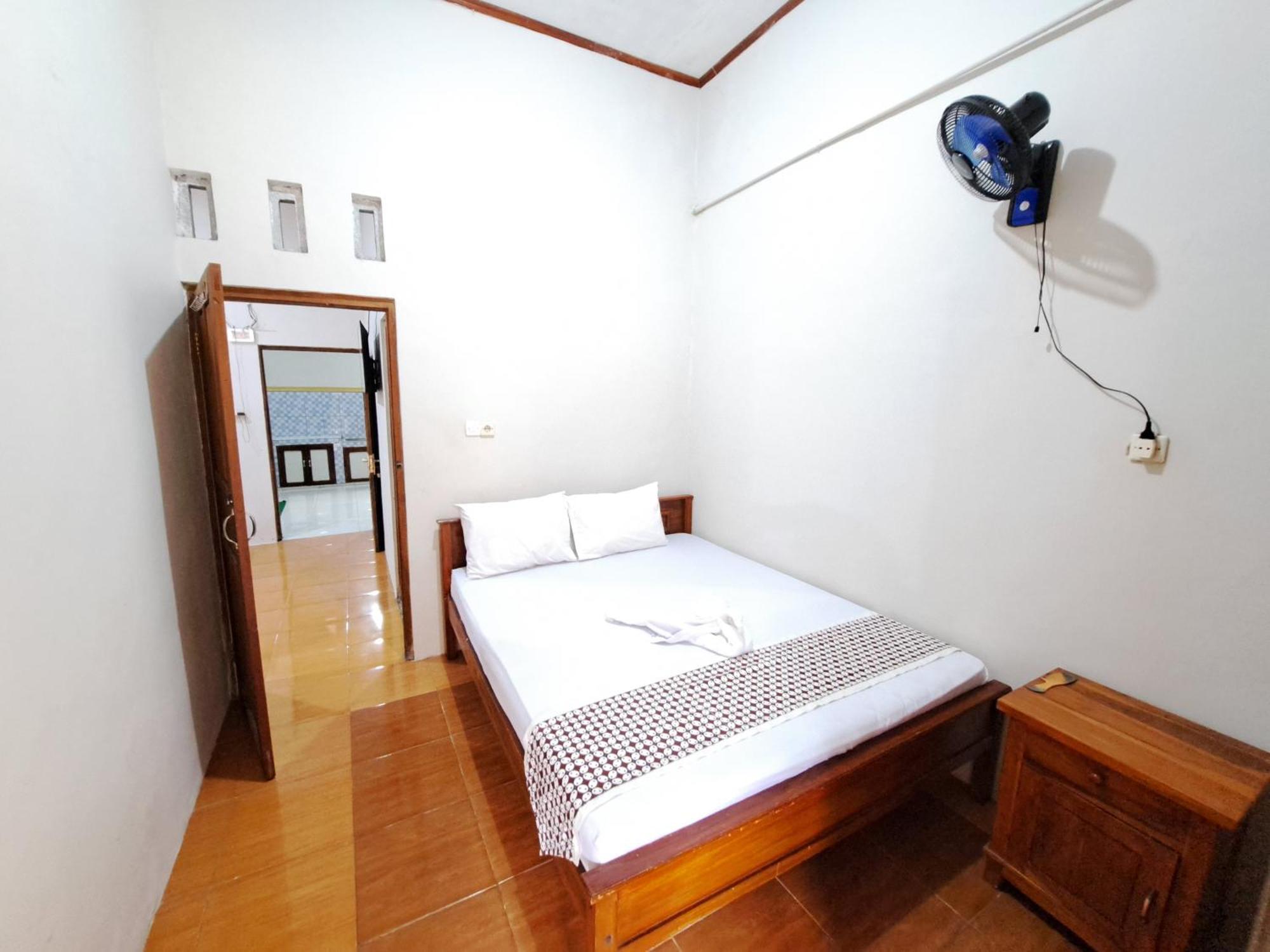 Romadhoni Homestay Магеланг Номер фото