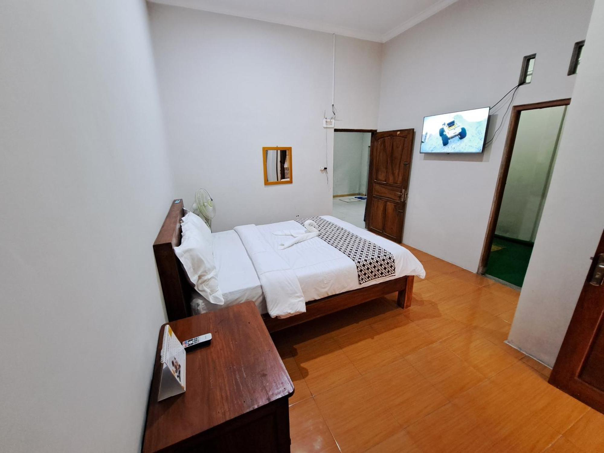 Romadhoni Homestay Магеланг Номер фото