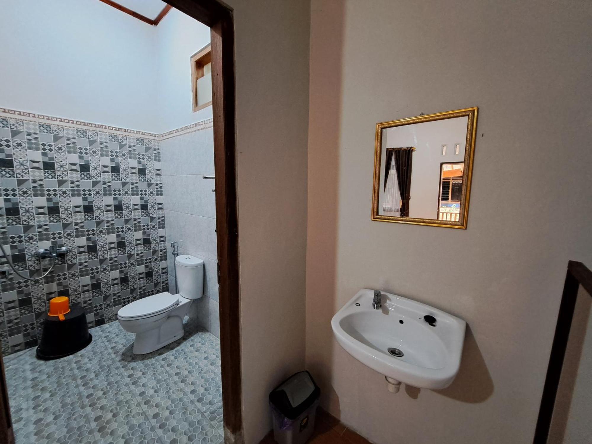 Romadhoni Homestay Магеланг Номер фото