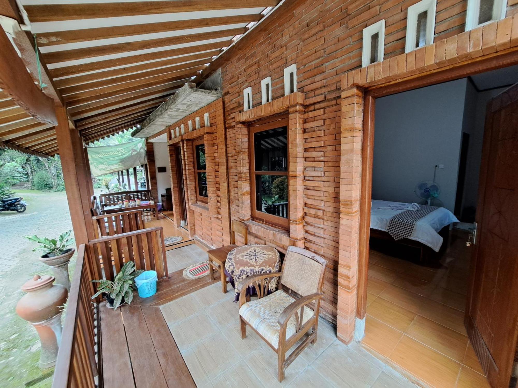 Romadhoni Homestay Магеланг Номер фото